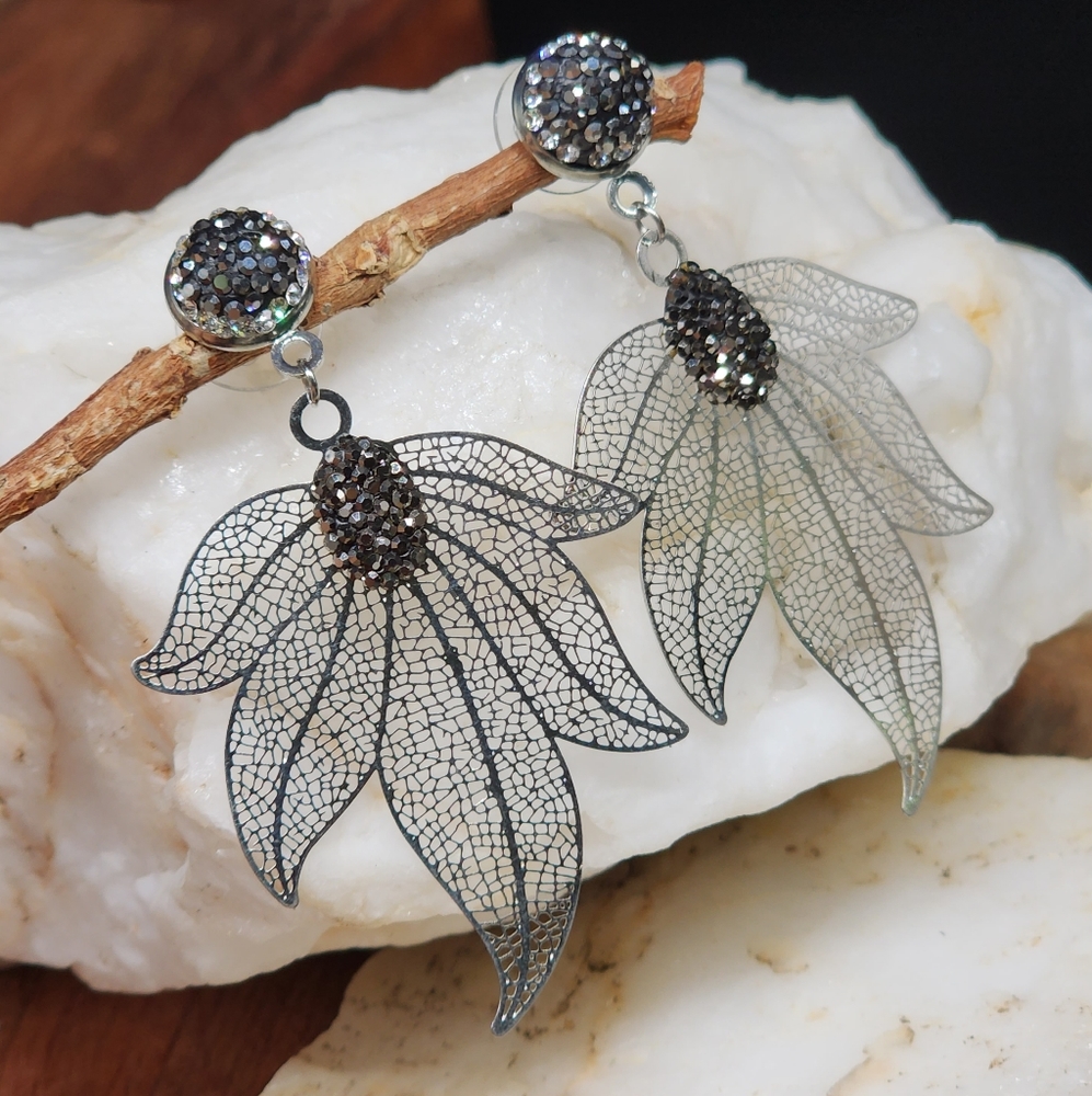 White Rhodium plated Earrings Peve Crystals Boho Leaf Lightweight Luxury Jewelry